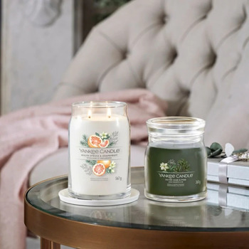 Silver Sage & Pine Signature Candle ( strieborná šalvia a borovica ) - Vonná sviečka
